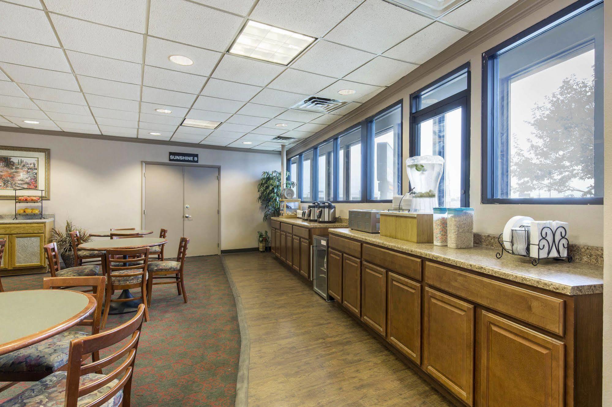 Lamplighter Inn-South Springfield Extérieur photo
